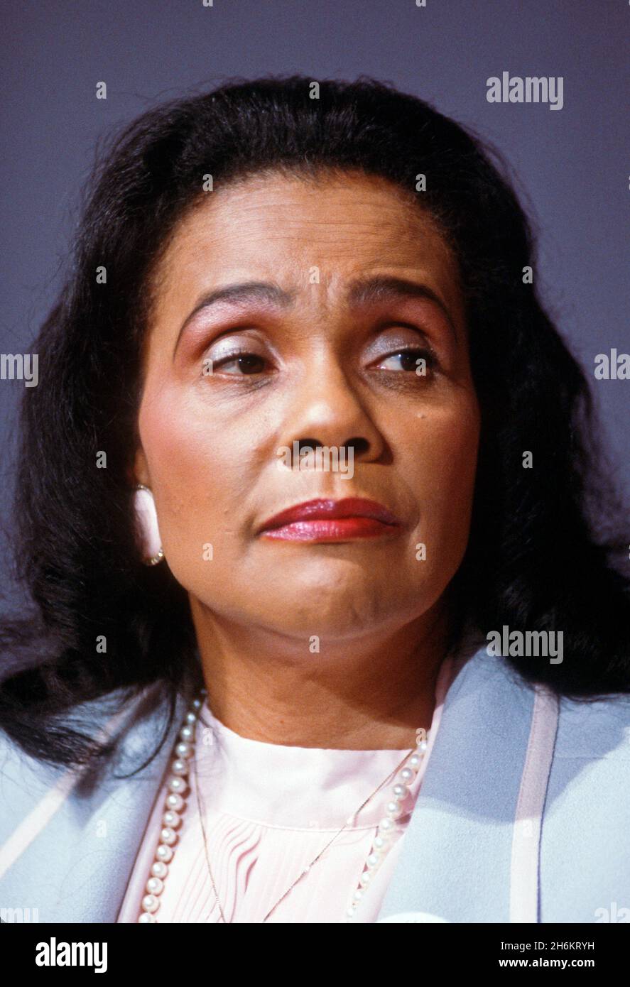 Coretta Scott King, die Frau des ermordeten Bürgerrechtführers Dr. Martin Luther King, Jr., erscheint am Montag, den 16. Juli 1984, auf der Demokratischen Nationalversammlung 1984 im Moscone Center in San Francisco, Kalifornien. Kredit: Arnie Sachs/CNP Stockfoto