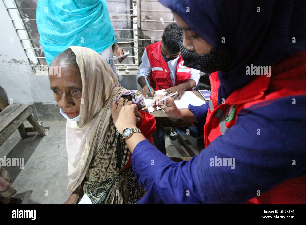 NOVEMBER16,2021,DHAKA,BANGLADESCH-die Regierung beginnt mit der Verabreichung der Impfdosis für Coronavirus an Korail-Slumbewohner, um die Covid zu erweitern Stockfoto
