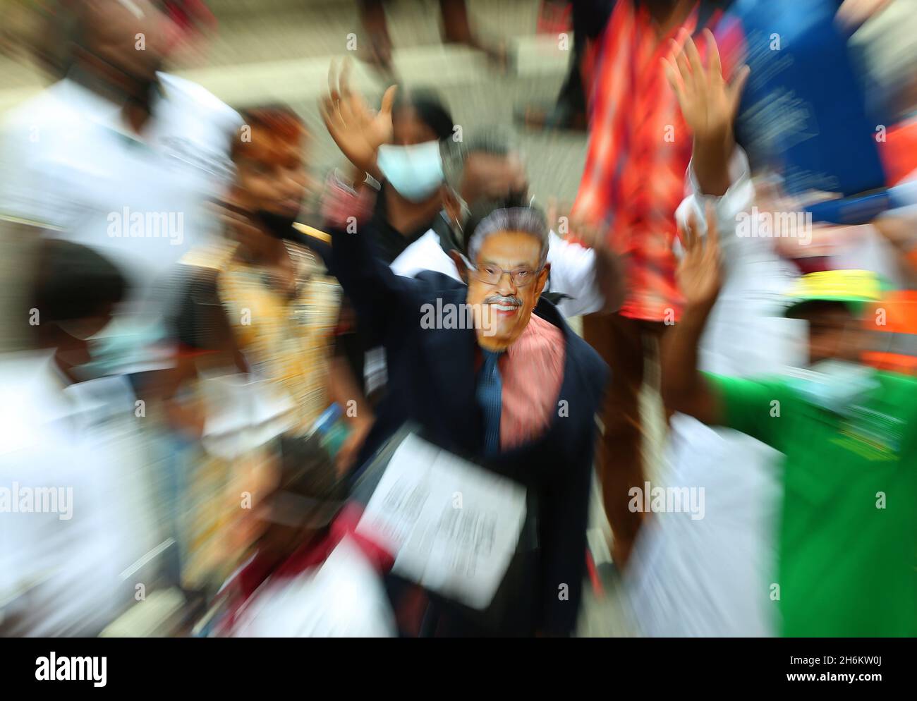 16. November 2021, colombo, Sri Lanka: Aktivist der Opposition trägt Gesichtsmaske Präsident Gotabaya Rajapaksa während einer Kundgebung in Colombo am 16. November 2021 gegen das, was sie behaupten, ist, den schweren Mangel an Kochgas, Zucker, Kerosin-Öl und einigen anderen Rohstoffen anzuprangern, da das Land vor einer großen Währungskrise steht. (Bild: © Pradeep Dambarage/ZUMA Press Wire) Stockfoto