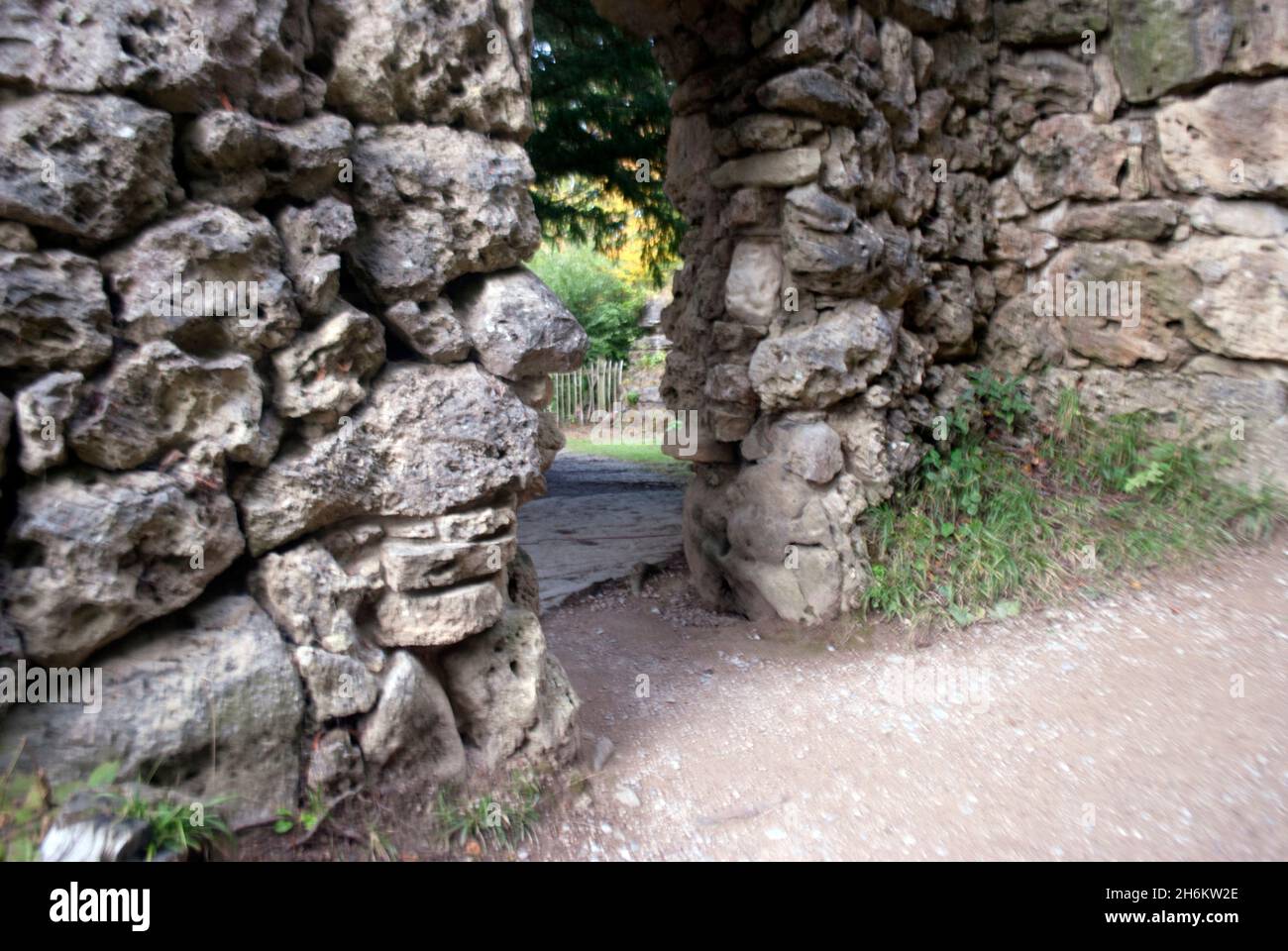 Eingang in Steinmauer am Studley Royal Water Garden, Studley Royal Park, Fountains Abbey, Aldfield, in der Nähe von Ripon, North Yorkshire, England Stockfoto