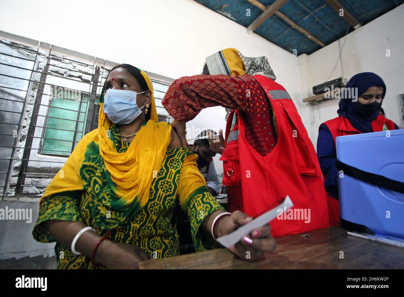 NOVEMBER16,2021,DHAKA,BANGLADESCH-die Regierung beginnt mit der Verabreichung der Impfdosis für Coronavirus an Korail-Slumbewohner, um die Covid zu erweitern Stockfoto