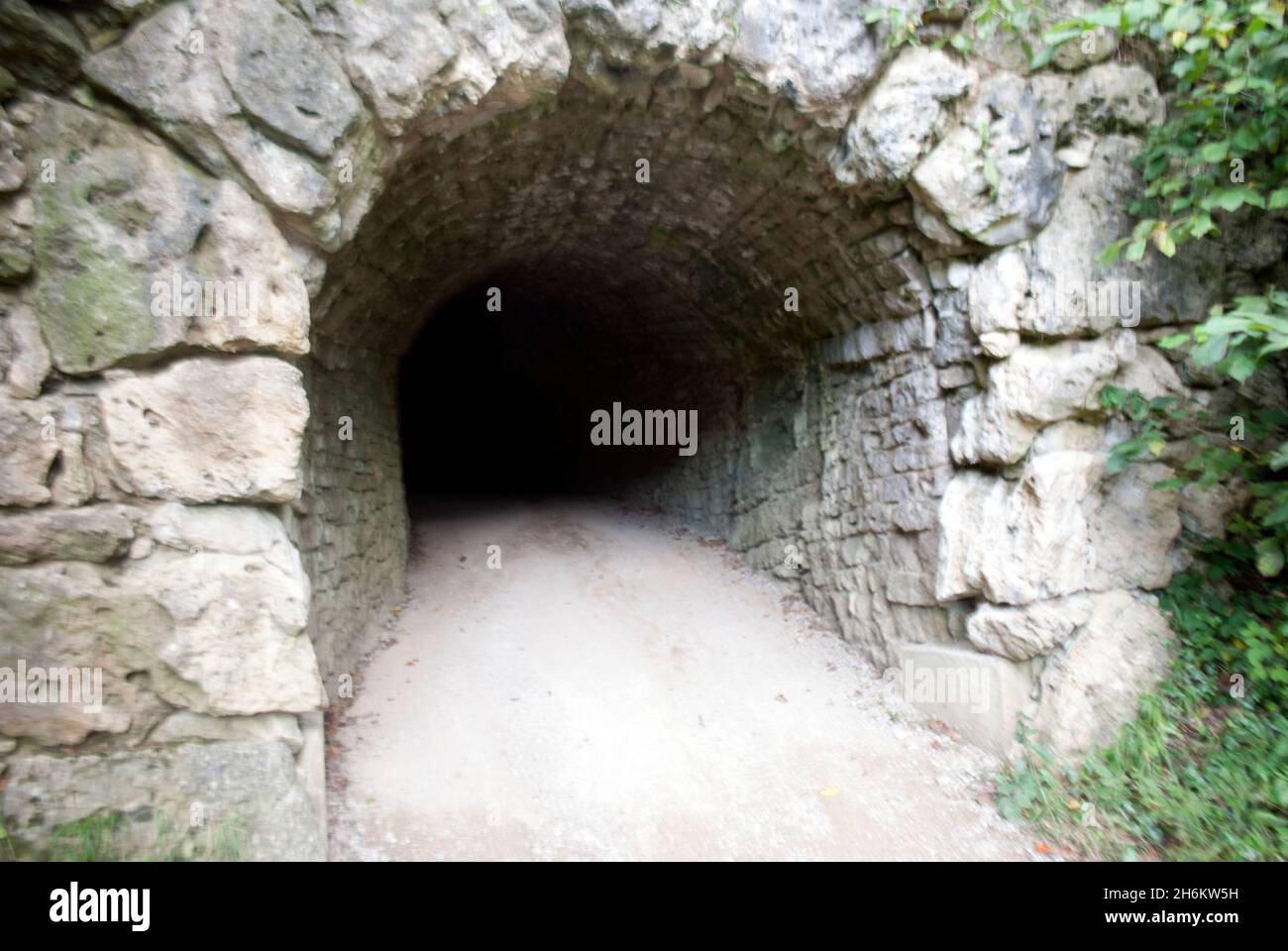 Eingang zum Serpentine Tunnel, Studley Royal Water Garden, Studley Royal Park, Fountains Abbey, Aldfield, in der Nähe von Ripon, North Yorkshire, England Stockfoto