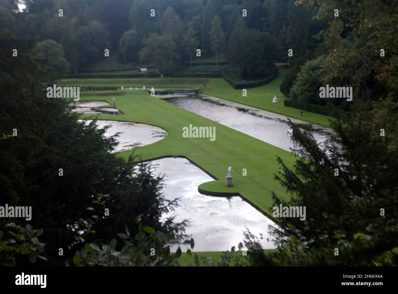 Blick auf Moon Pond und andere Teiche im Studley Royal Water Garden, Studley Royal Park, Fountains Abbey, Aldfield, in der Nähe von Ripon, North Yorkshire, England Stockfoto