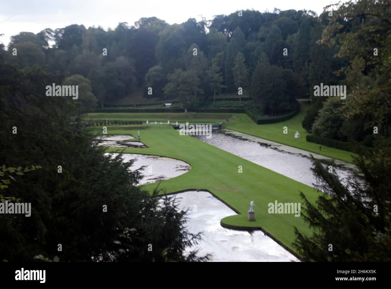 Blick auf Moon Pond und andere Teiche im Studley Royal Water Garden, Studley Royal Park, Fountains Abbey, Aldfield, in der Nähe von Ripon, North Yorkshire, England Stockfoto