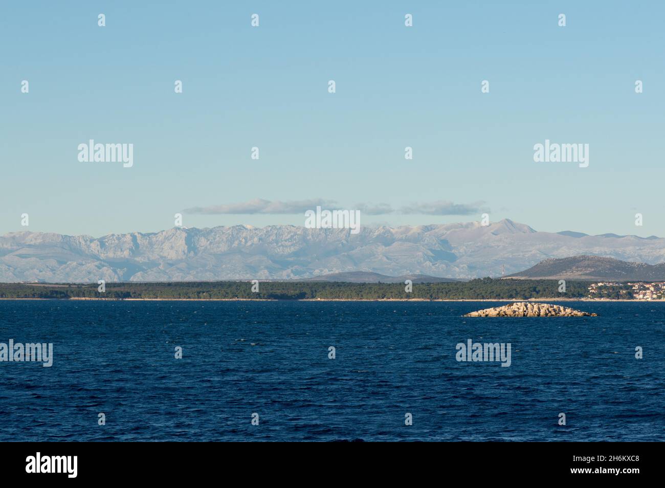 Panoramablick vom Meer auf die kroatische Küste und das Velebit-Gebirge, in der Nähe von Pakostane in Dalmatien Stockfoto