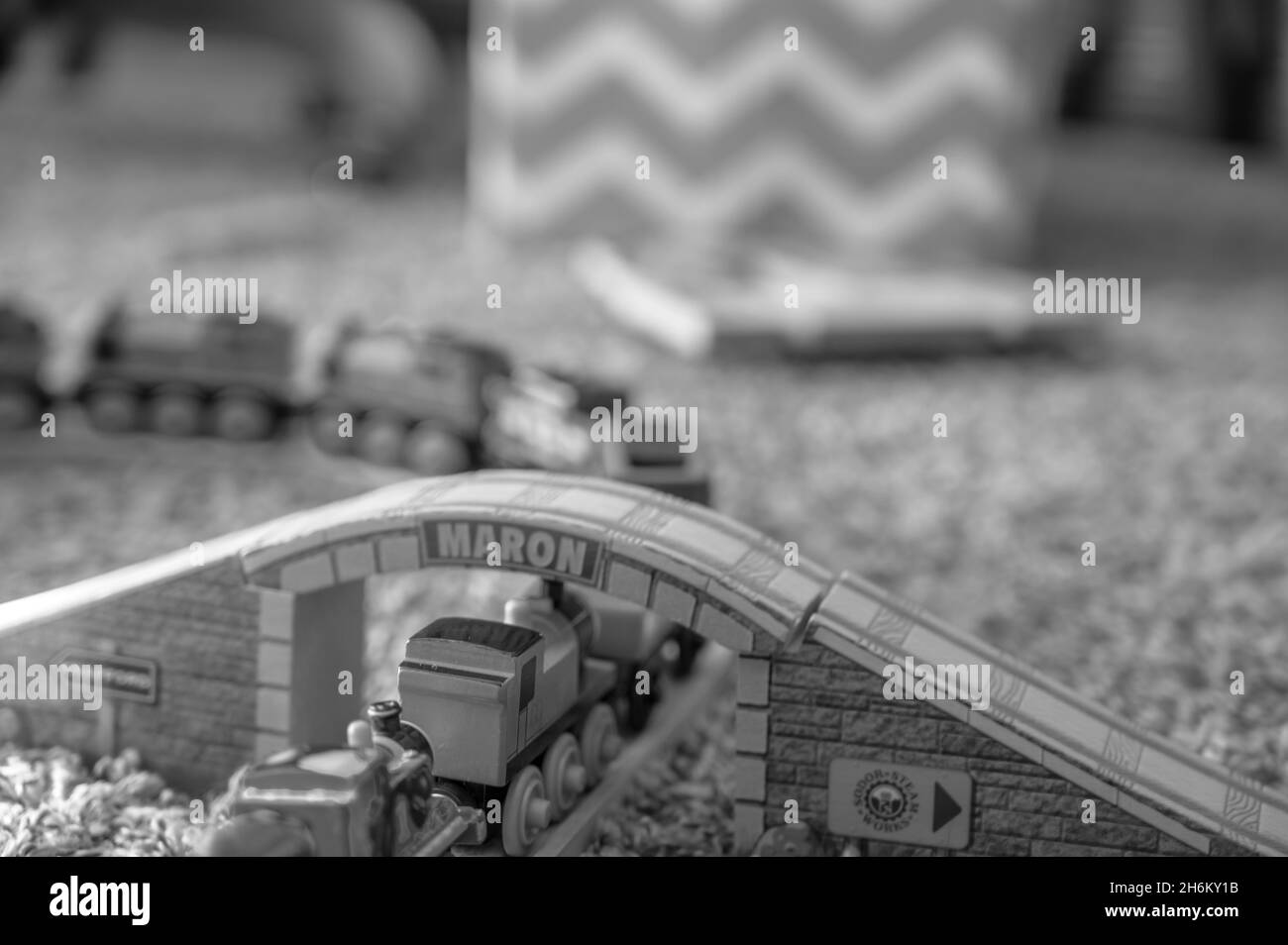 Tiffin, Iowa, USA - 3.2021: Kleiner Junge spielt mit einem Model Thomas the Train. Thomas ist ein beliebtes Spielzeug für Kinder im Eisenbahnstil. Stockfoto