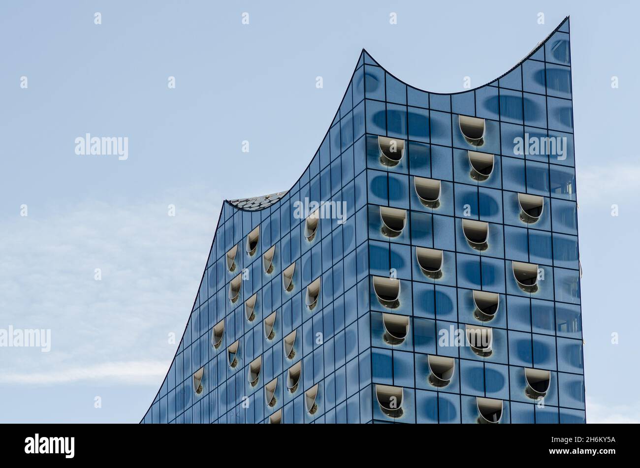 Hamburg, Deutschland: Fassade der Elbphilharmonie oder der sogenannten Elphi - Elbphilharmonie vor strahlend blauem Himmel Stockfoto