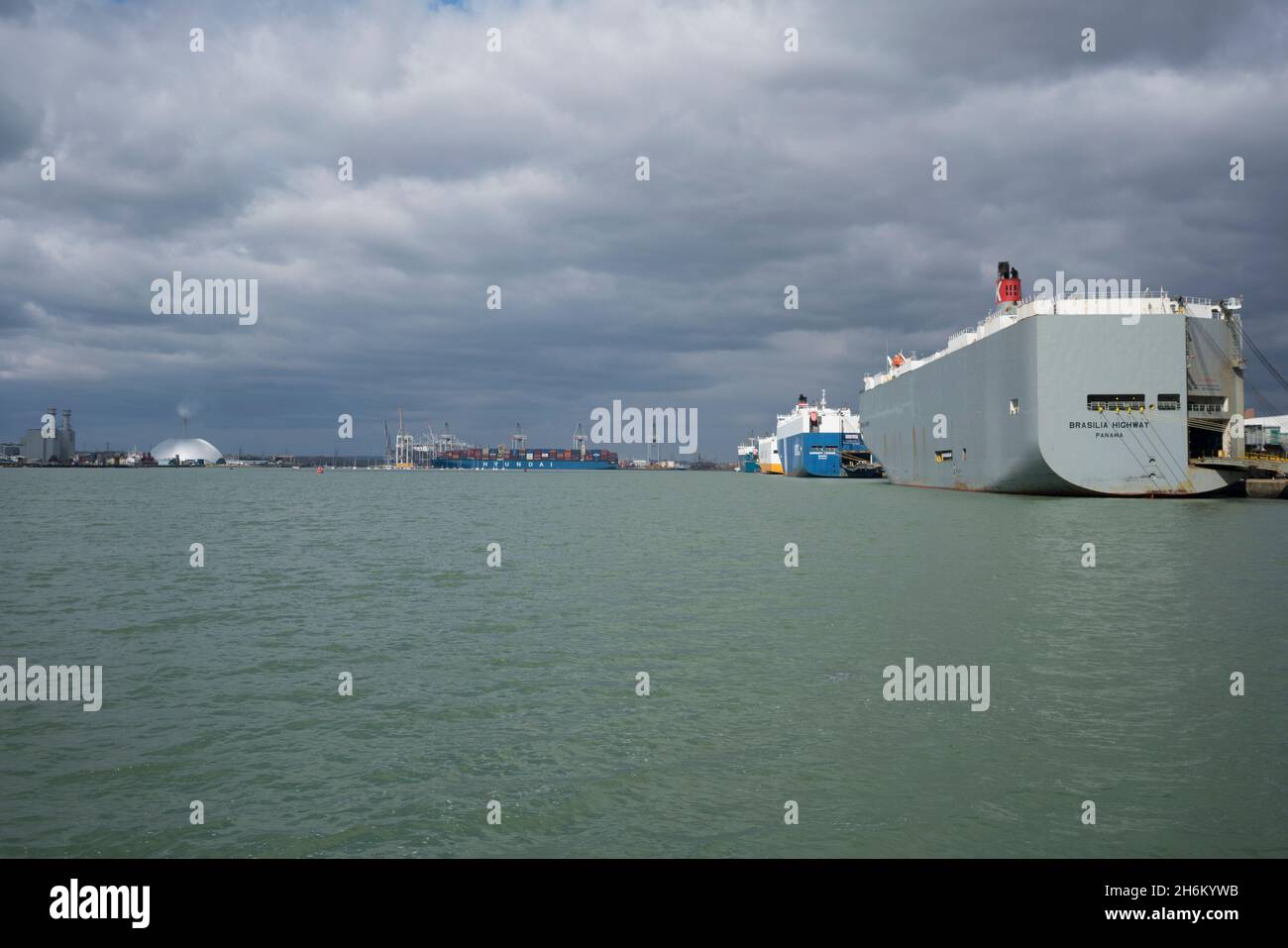 Das Containerschiff dockte in Southampton an Stockfoto