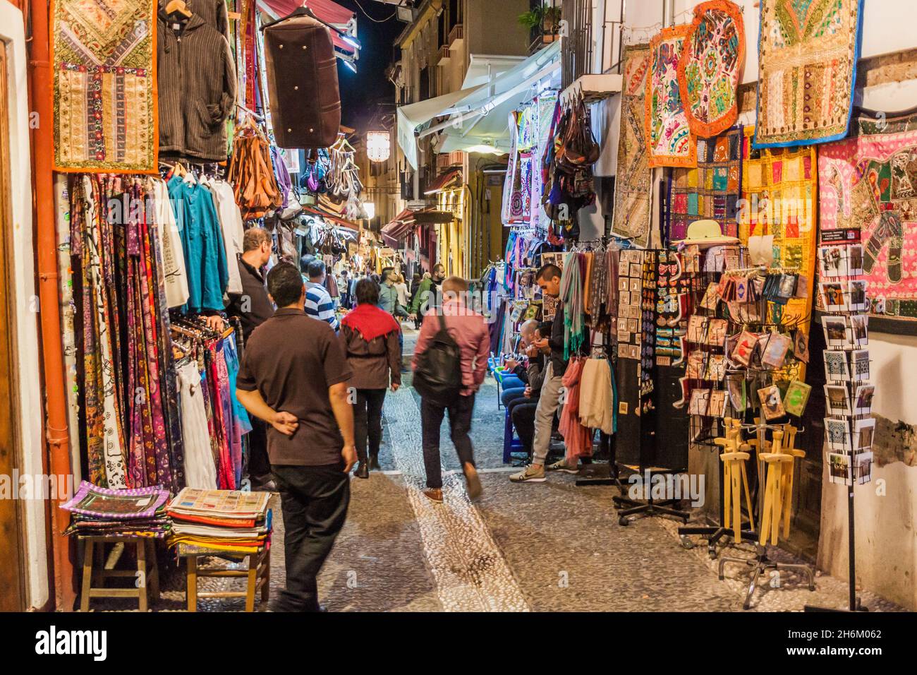 GRANADA, SPANIEN - 1. NOVEMBER 2017: Verschiedene Stände in der Calle Caldereria in Granada. Stockfoto