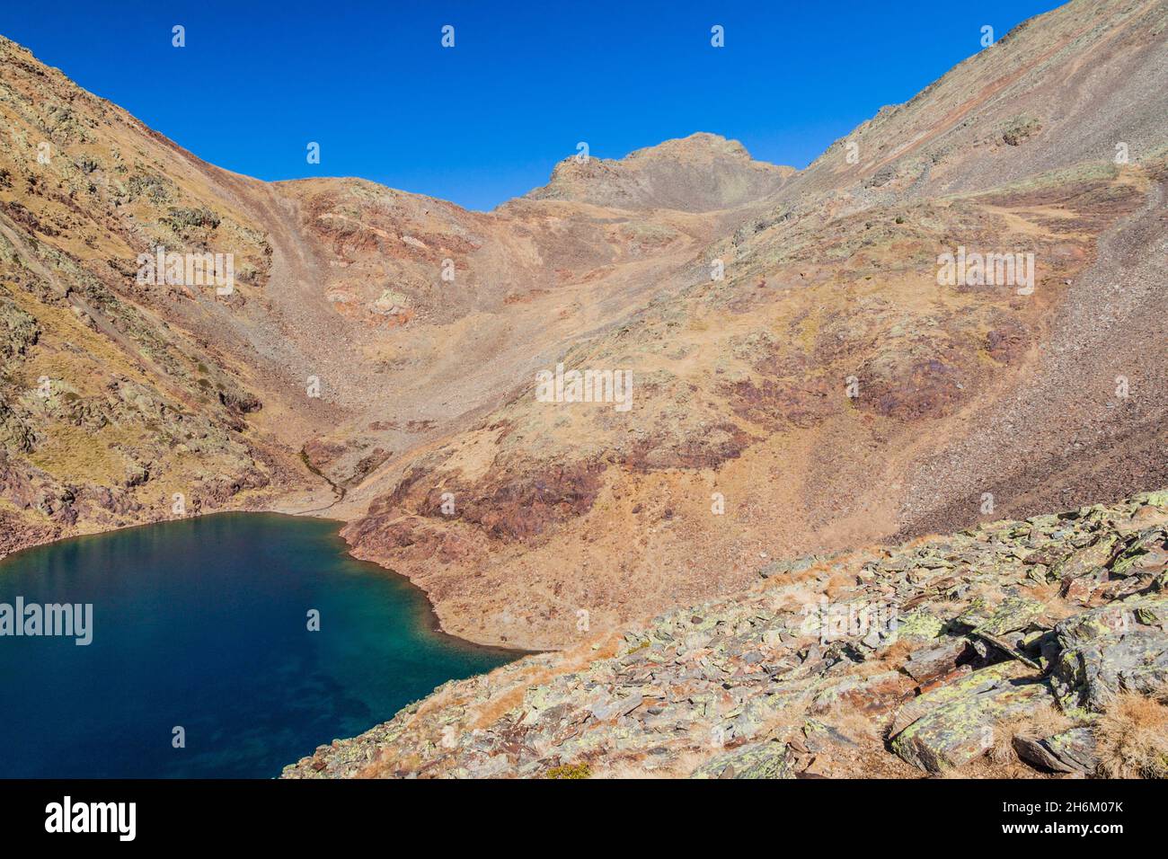 Estany Negre Schwarzer See im Parc Natural Comunal de les Valls del Comapedrosa Nationalpark in Andorra Stockfoto