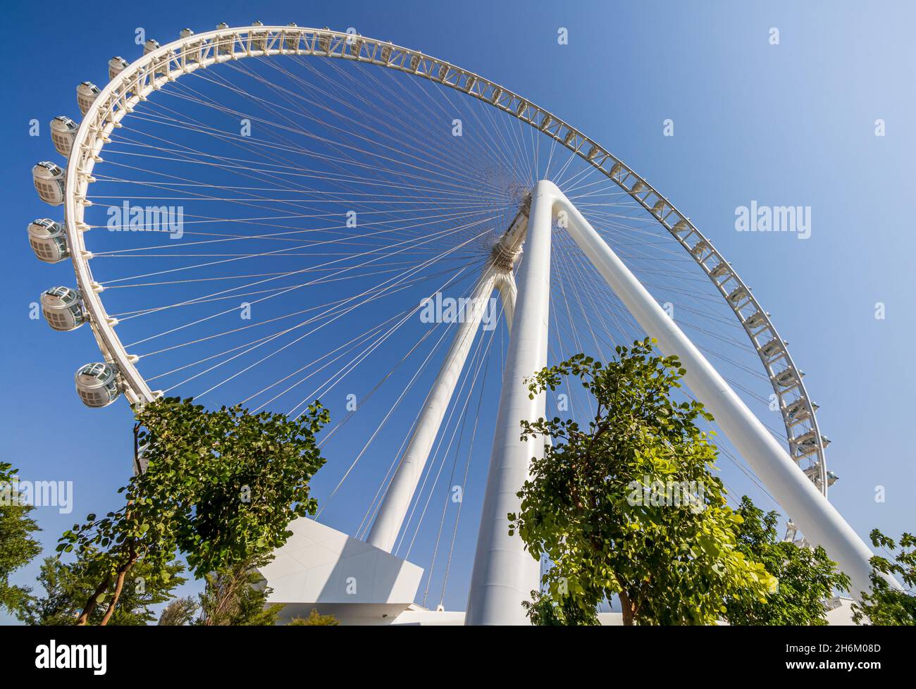 DUBAI, VEREINIGTE ARABISCHE EMIRATE - 15. Nov 2021: Blick auf das Dubai Eye Observation Wheel auf der Bluewaters Island. Dubai - VAE. 13. November 2021. Stockfoto