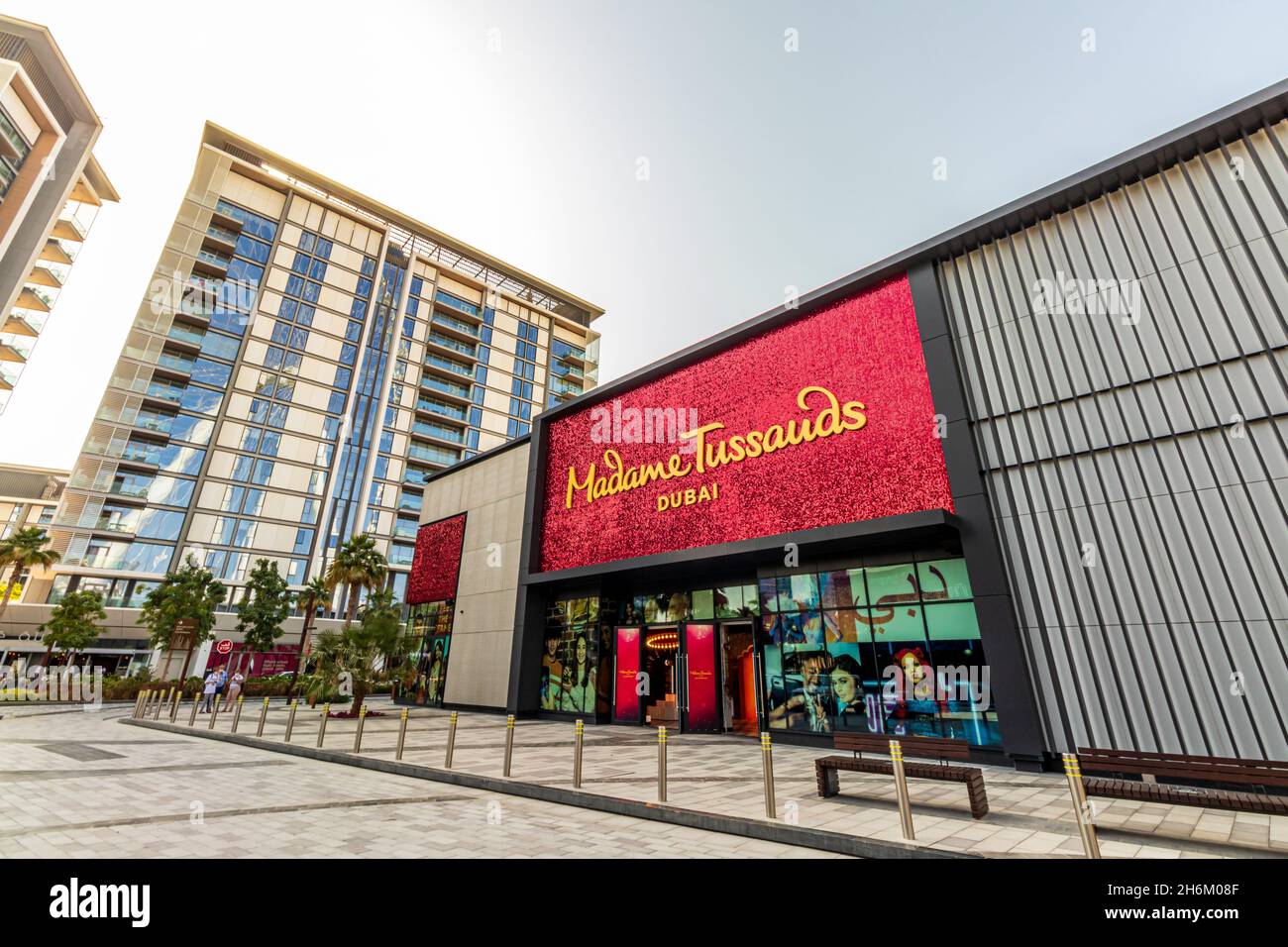 DUBAI, VEREINIGTE ARABISCHE EMIRATE - 13. Nov 2021: Blick auf das Madame Tussauds Dubai Museum auf der Bluewaters Island. Dubai - VAE. 13. November 2021. Stockfoto