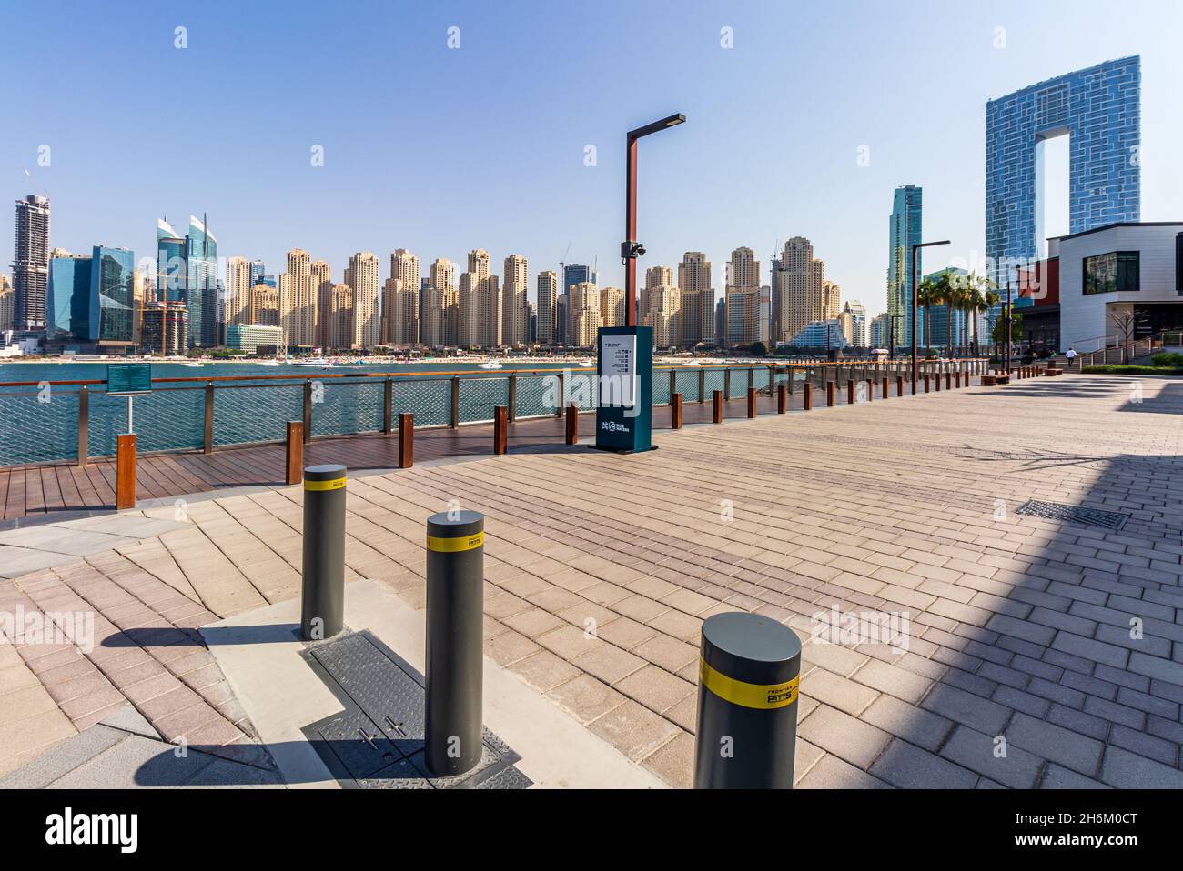 DUBA, VEREINIGTE ARABISCHE EMIRATE - 13. Nov 2021: Panoramablick auf die JBR Skyline von Bluewaters Island. Dubai - VAE. 13. November 2021. Stockfoto