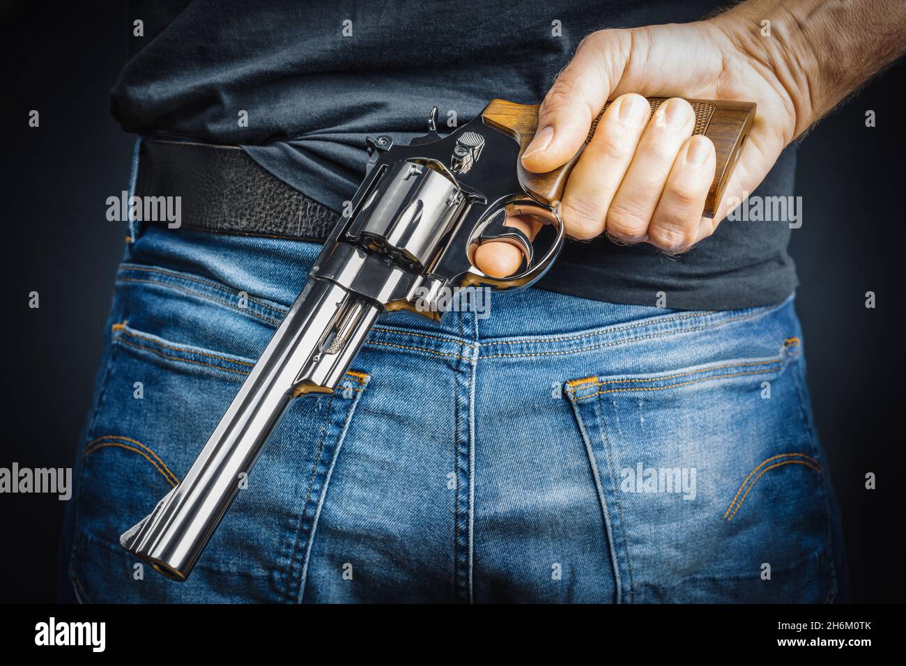 Mann mit einem Revolver in der Hand Stockfoto