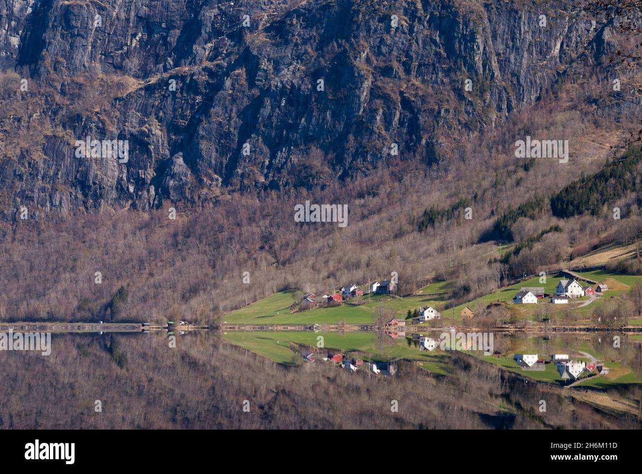 Häuser spiegeln sich im See Granvinvatnet in Norwegen Stockfoto Häuser spiegeln sich im See Granvinvatnet in Norwegen Stockfoto