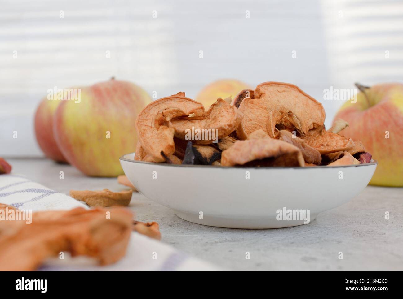 Rote getrocknete Äpfel auf dem grauen Tisch aus der Nähe Stockfoto