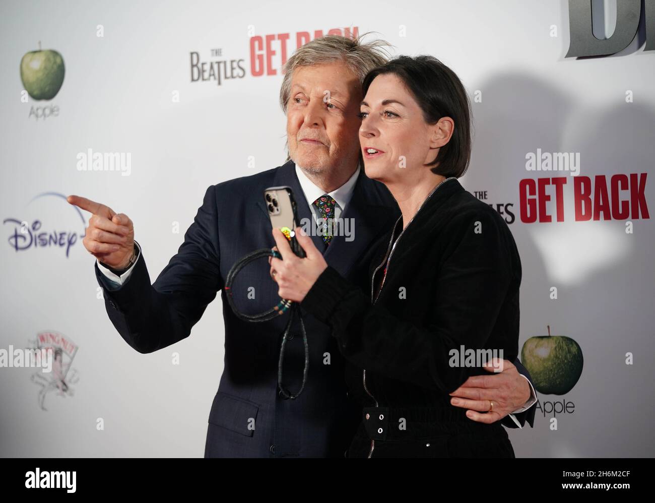 Sir Paul McCartney und seine Tochter Mary McCartney bei einer VIP-Vorführung von The Beatles: Get Back am Cineworld Leicester Square in London. Bilddatum: Dienstag, 16. November 2021. Stockfoto