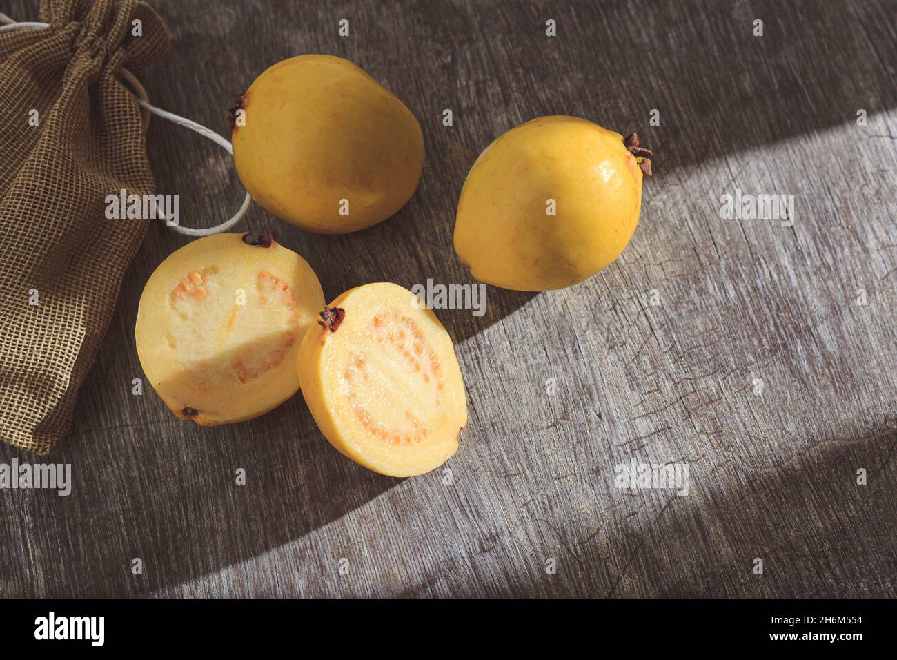 Gelbe Guava auf Holzhintergrund. Vitamin C, gesunde Fruchtdiät. Stockfoto