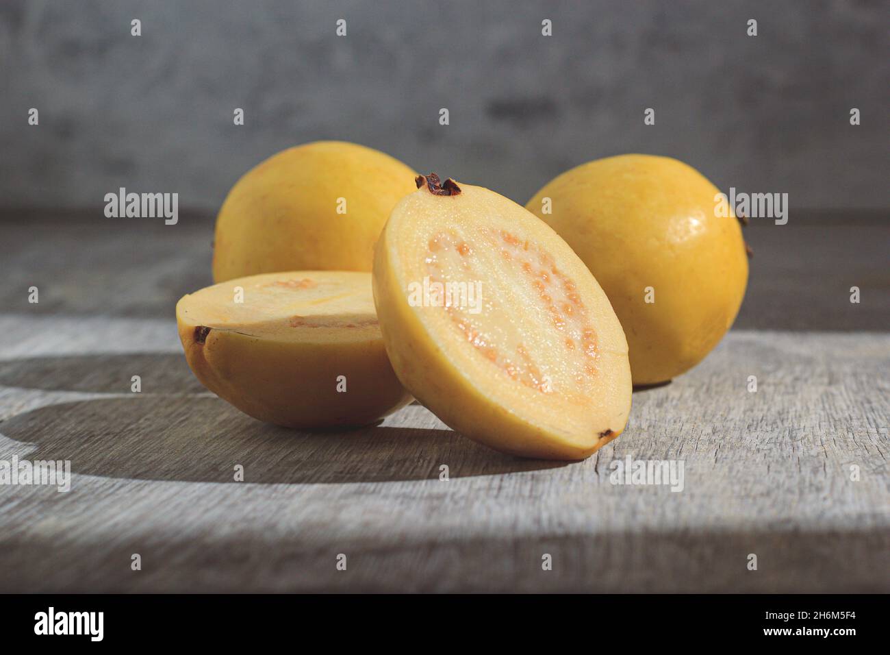 Gelbe Guava auf Holzhintergrund. Vitamin C, gesunde Fruchtdiät. Stockfoto