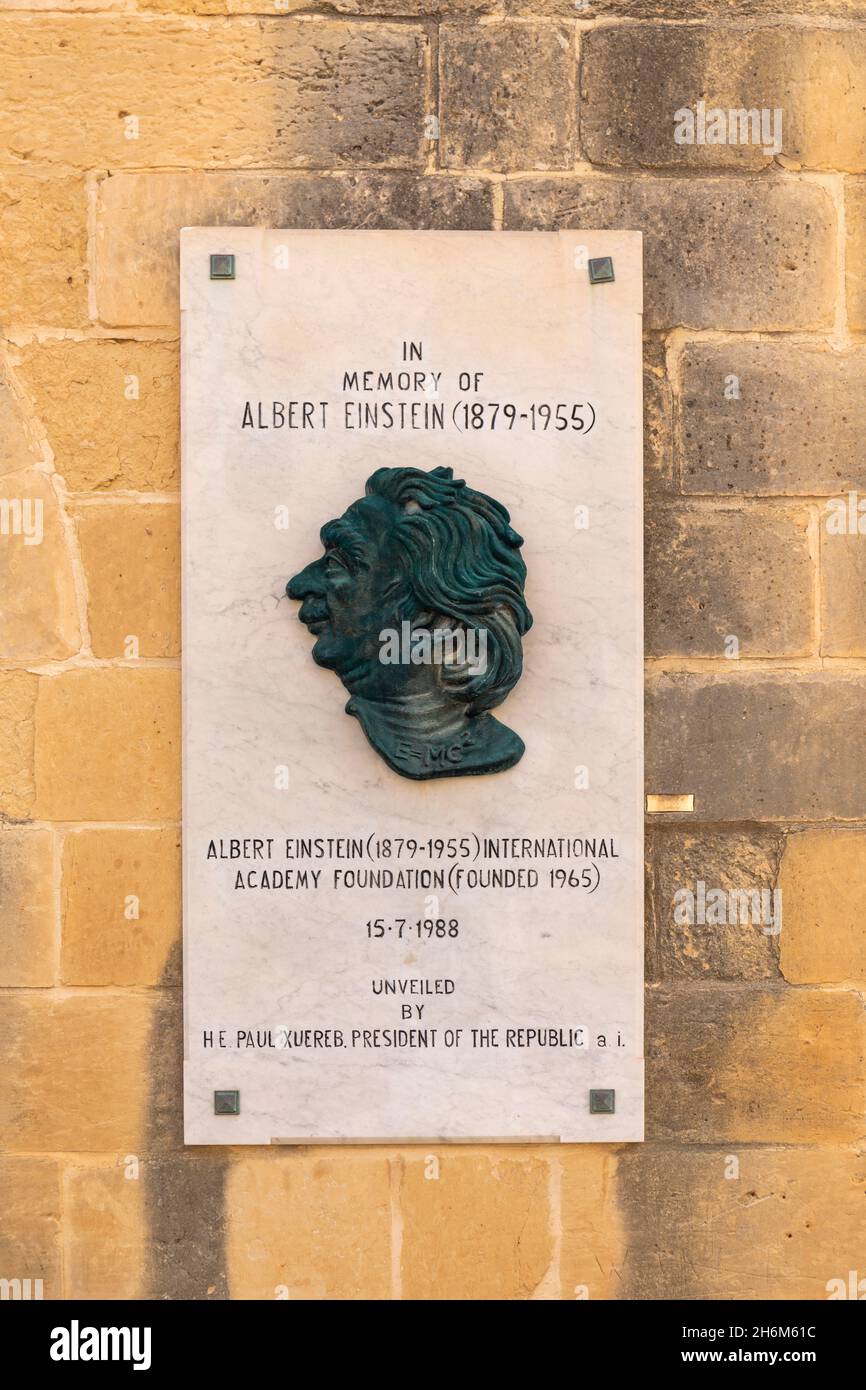 Eine Marmor- und Bronzetafel in den Upper Barrakka Gardens zu Ehren des weltbekannten theoretischen Physikers Albert Einstein. Valletta Malta, Europa Stockfoto