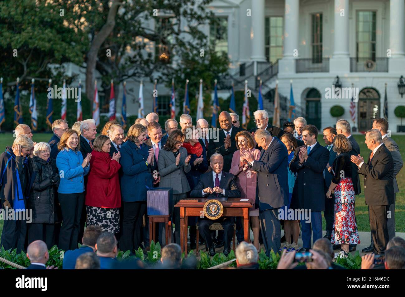 Washington, Vereinigte Staaten Von Amerika. November 2021. Washington, Vereinigte Staaten von Amerika. 15. November 2021. US-Präsident Joe Biden unterzeichnet das Gesetz über die zweiparteiische Infrastruktur mit einer Höhe von etwa 15 Billionen US-Dollar während einer Zeremonie auf dem South Lawn des Weißen Hauses am 2021. November in Washington, DC Quelle: Adam Schultz/White House Photo/Alamy Live News Stockfoto Washington, Vereinigte Staaten Von Amerika. November 2021. Washington, Vereinigte Staaten von Amerika. 15. November 2021. US-Präsident Joe Biden unterzeichnet das Gesetz über die zweiparteiische Infrastruktur mit einer Höhe von etwa 15 Billionen US-Dollar während einer Zeremonie auf dem South Lawn des Weißen Hauses am 2021. November in Washington, DC Quelle: Adam Schultz/White House Photo/Alamy Live News Stockfoto