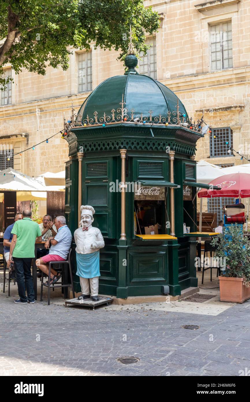 Green Kiosk mit gewölbter Snackbar und Café auf dem Dach in Republic Street, Valletta, Malta, Europa. Ein UNESCO-Weltkulturerbe Stockfoto