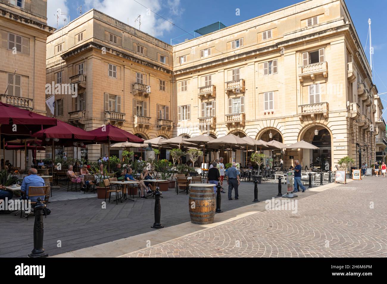 St. John's Square oder San Giovanni Square. Ein beliebter Platz in Valletta mit Cafés im Freien. Valletta, Malta, Europa. Ein UNESCO-Weltkulturerbe Stockfoto