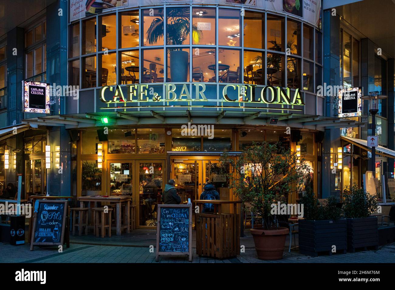 Cafe und bar celona -Fotos und -Bildmaterial in hoher Auflösung – Alamy