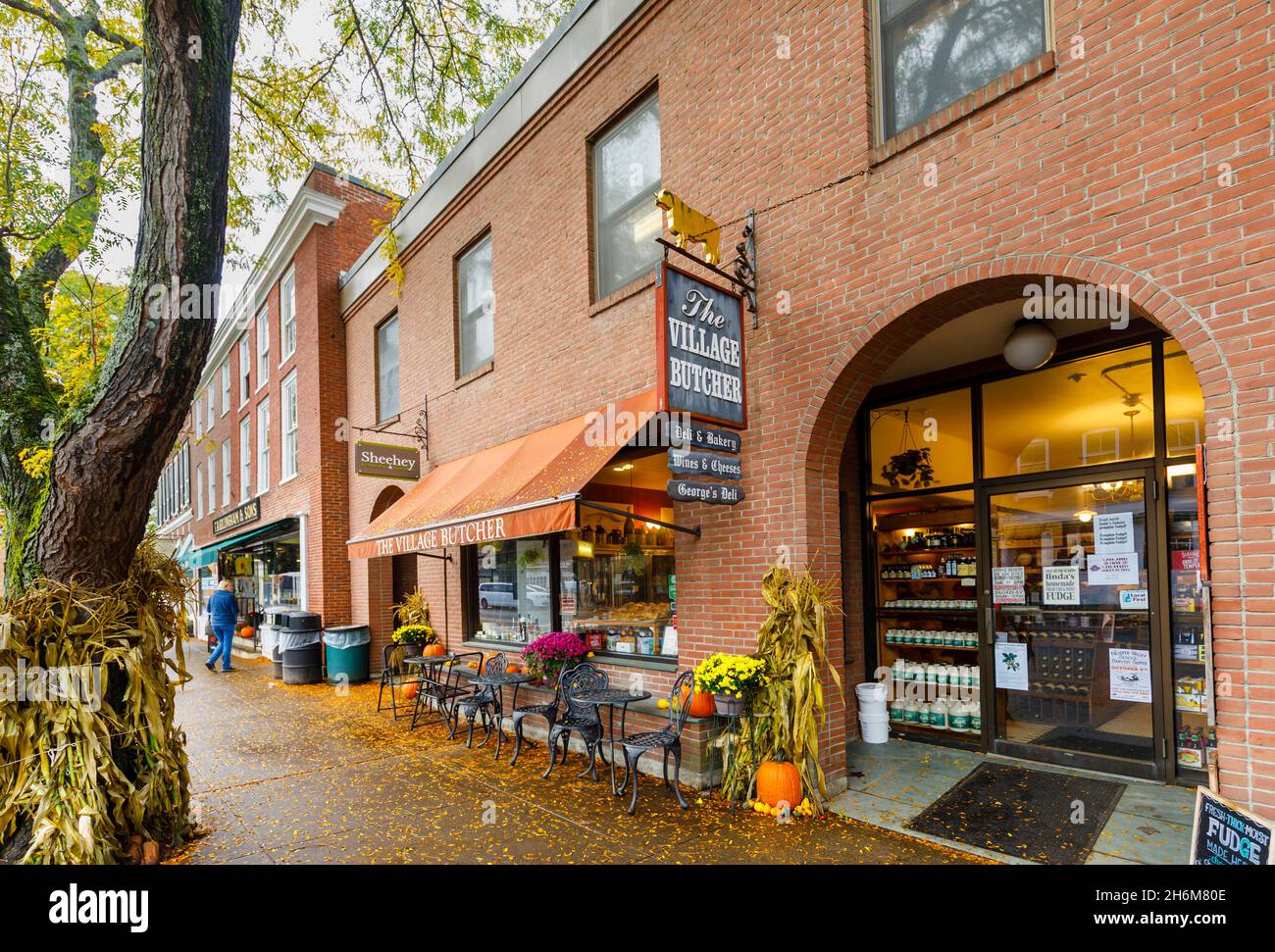 Braune Markise über der Ladenfront des lokalen Delikatessengeschäftes „The Village Butcher“ in Woodstock, Vermont, New England, USA Stockfoto