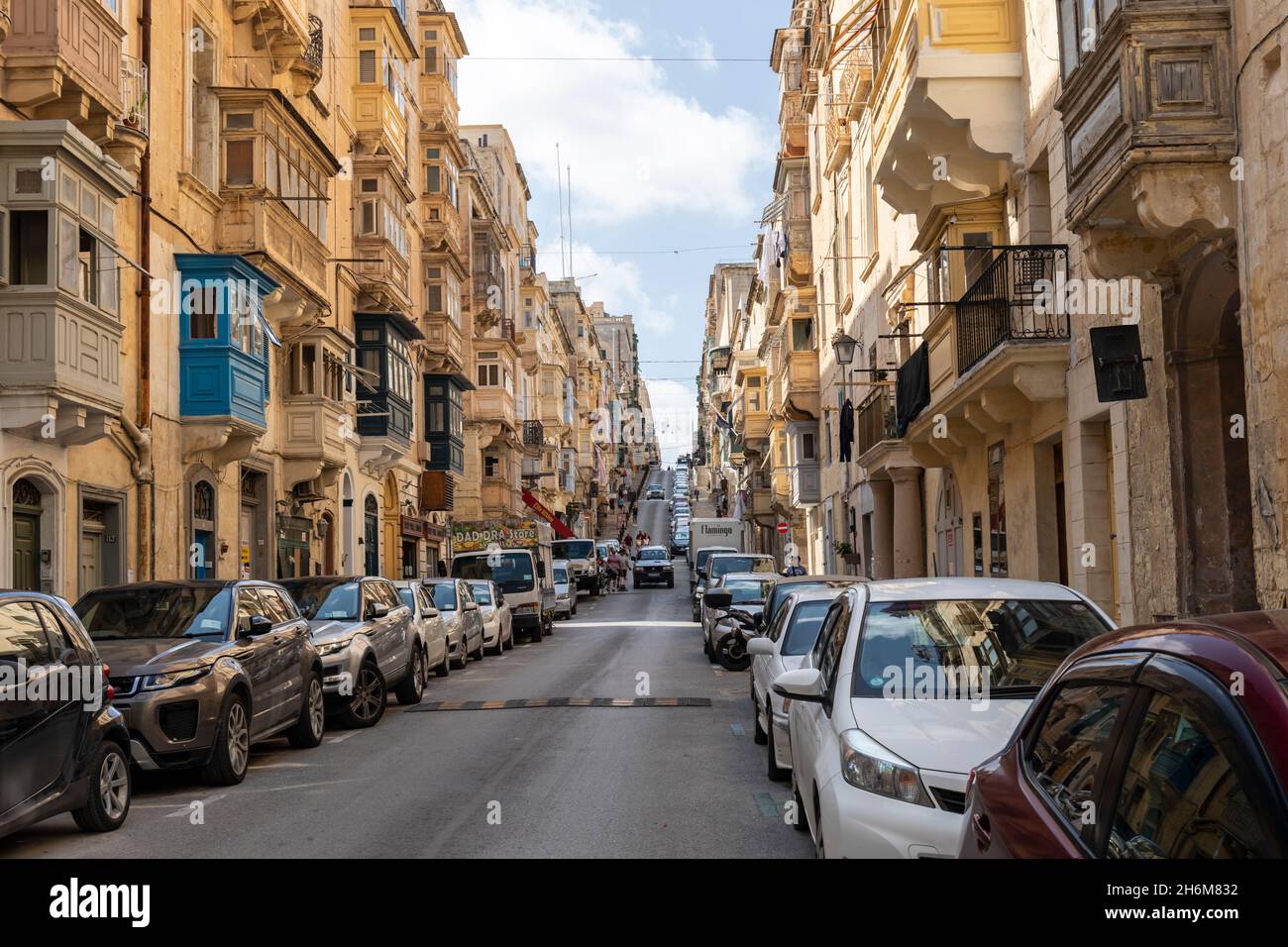 Traditionelle farbenfrohe Gebäude in der Republic Street in Valletta, Malta. Autos auf der Straßenseite geparkt. UNESCO-Weltkulturerbe Stockfoto