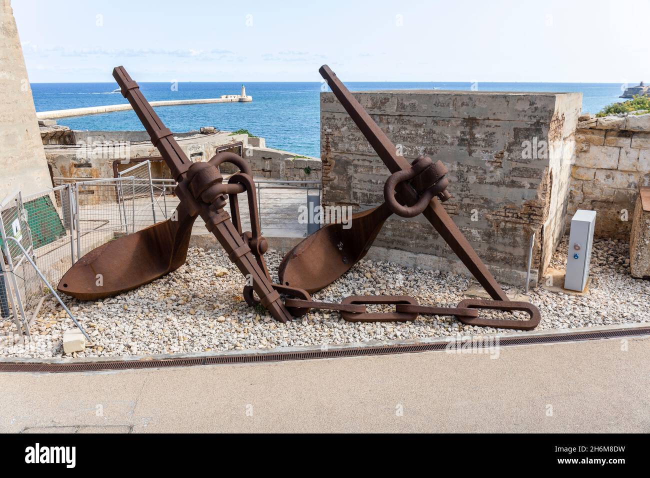 Nahaufnahme von verrosteten Schiffsankern in Fort St Elmo, Heritage Malta, Valletta, Malta, Europa Stockfoto