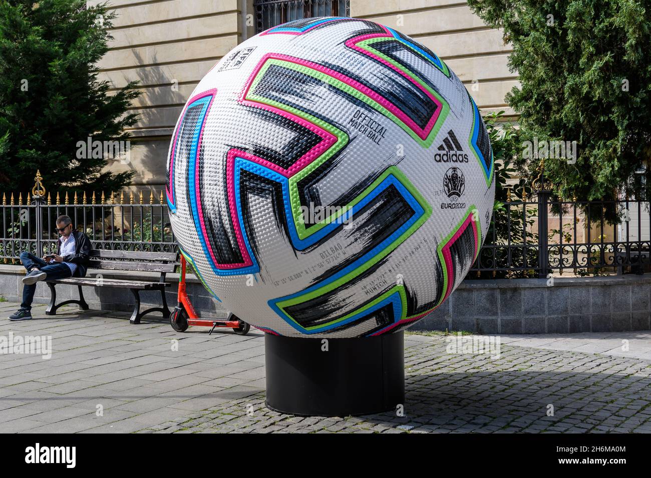 Bukarest, Rumänien, 5. Juni 2021 - der offizielle große Adidas Uniforia-Ball wird in einer Straße im alten Stadtzentrum als Austragungsort der UEFA angezeigt Stockfoto