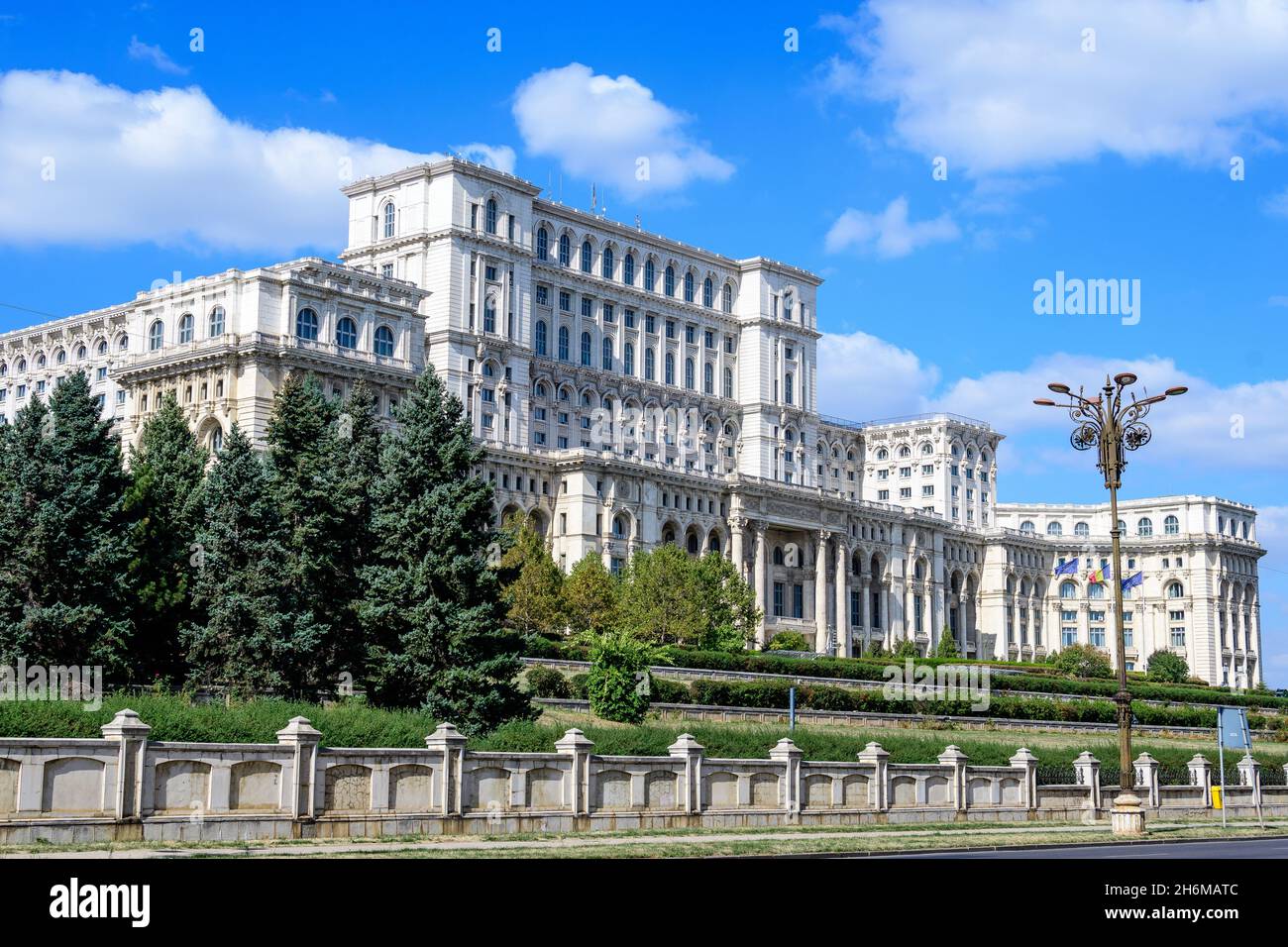 Großes Gebäude des Palastes des Parlaments auch bekannt als Volkshaus (Casa Poporului) auf dem Constitutiei-Platz (Piata Constitutiei) in einem sonnigen au Stockfoto