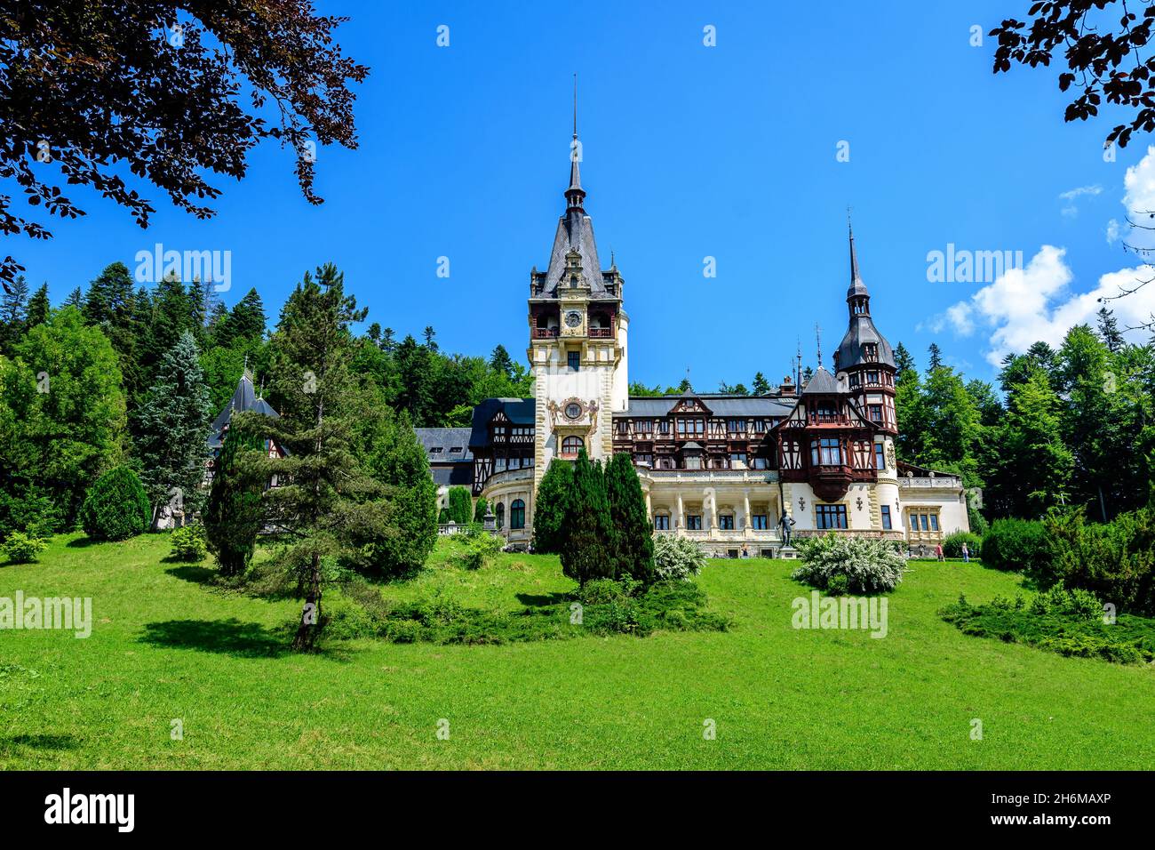 Schönes Neorenaissance-Gebäude der Burg Peles (Castelul Peles) in der Nähe des Bucegi-Gebirges (Muntii Bucegi) an einem sonnigen Sommertag in Sinaia, Romani Stockfoto