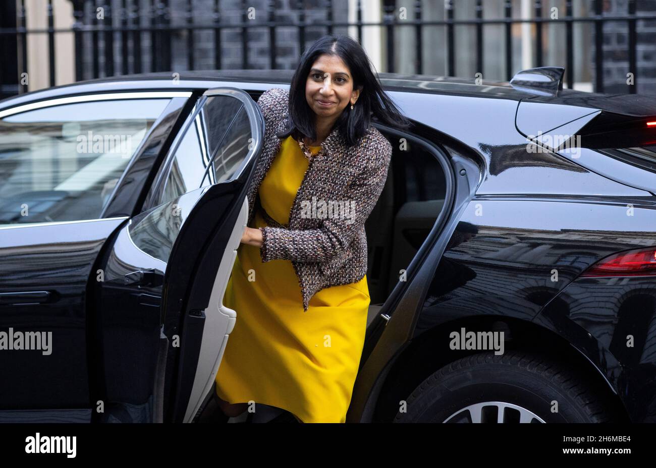 London, Großbritannien. November 2021. Suella Braverman, Generalanwältin, kommt zur wöchentlichen Kabinettssitzung in der Downing Street an. Kredit: Mark Thomas/Alamy Live Nachrichten Stockfoto
