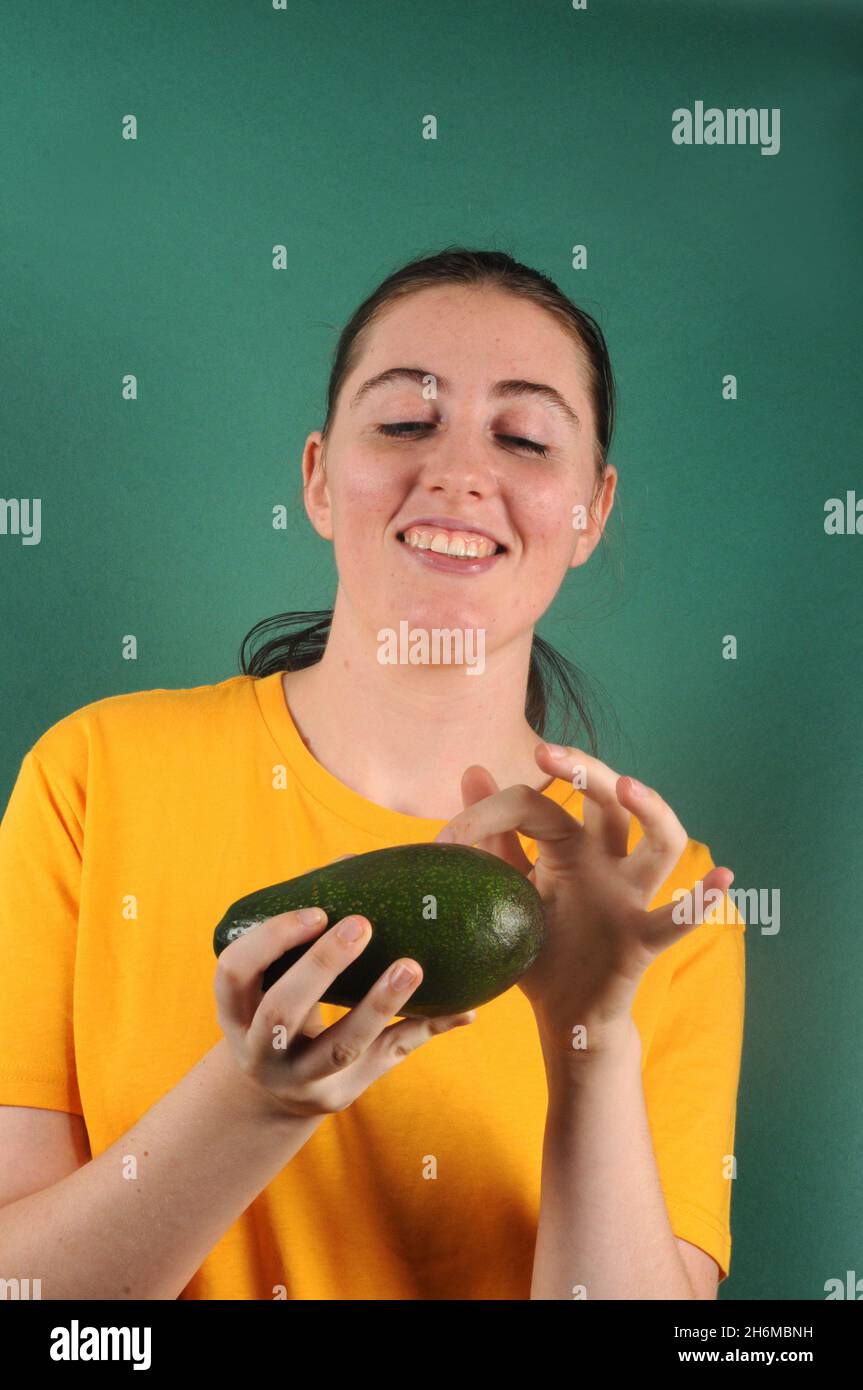 Fresh Avocado - Mädchen Holding große Avocado Überprüfung, ob es bereit ist, zu essen. Super gesundes Essen Stockfoto