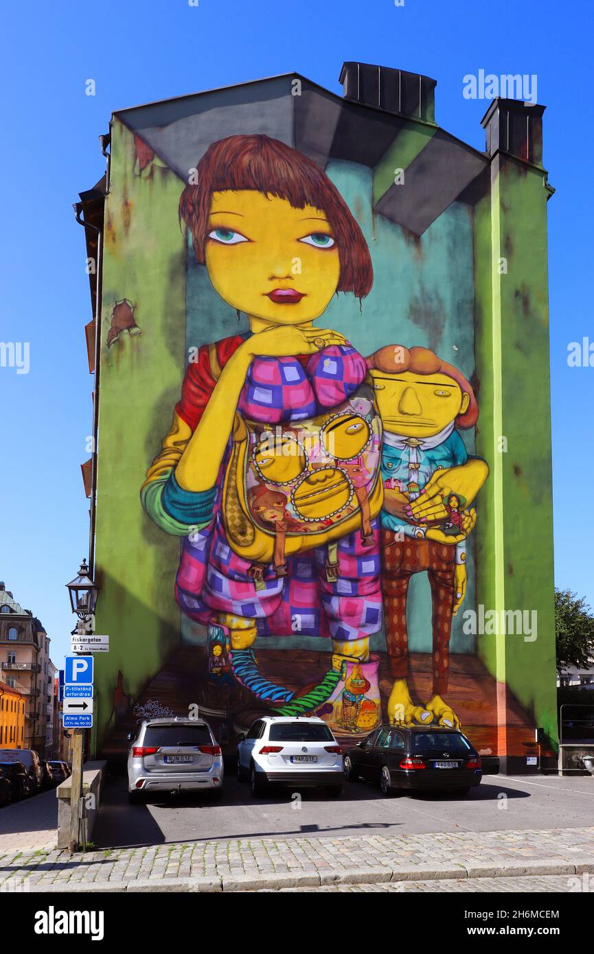 Stockholm, Schweden - 30. August 2021:Graffiti-Kunstwerk an der Wand in Fiskargatan 8, Stockholm, 2017 von OS Gemeos erstellt, bestehend aus dem Zwillingsbro Stockfoto