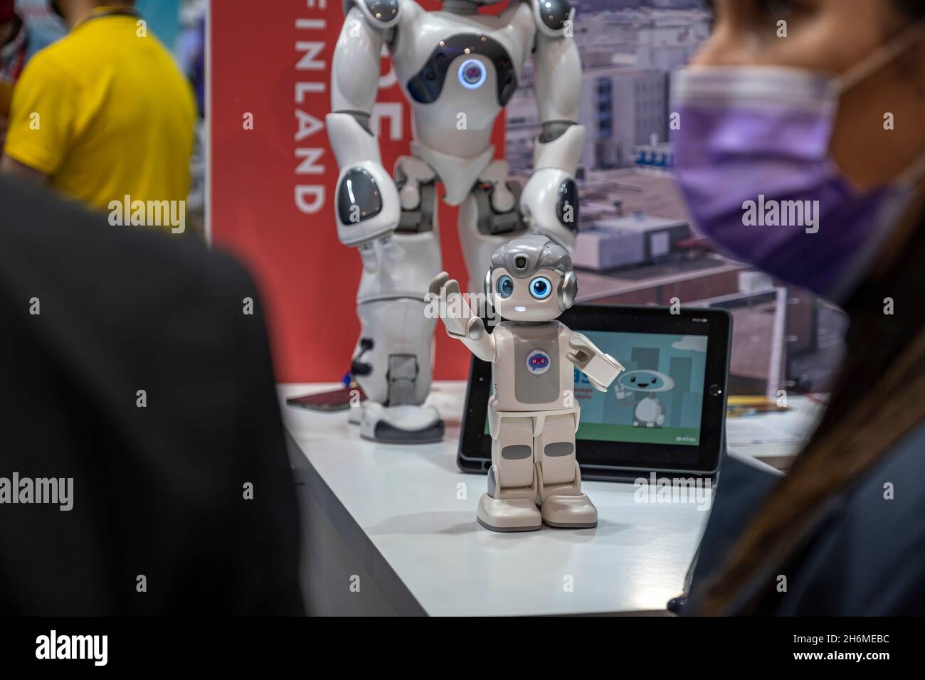 Barcelona, Spanien. November 2021. Elias Robot, eine finnische Lernlösung zum Sprachenlernen, ist während des SmartCity Expo World Congress 2021 zu sehen.der SmartCity Expo World Congress 2021, der seit 2011 in Barcelona stattfindet, findet auf dem Messegelände Fira Barcelona statt. Der SmartCity Expo World Congress ist die international führende Veranstaltung für Städte, die darüber reflektiert, wie eine intelligente Gesellschaft für innovative und nachhaltige Städte aufgebaut werden kann. (Foto von Paco Freire/SOPA Images/Sipa USA) Quelle: SIPA USA/Alamy Live News Stockfoto