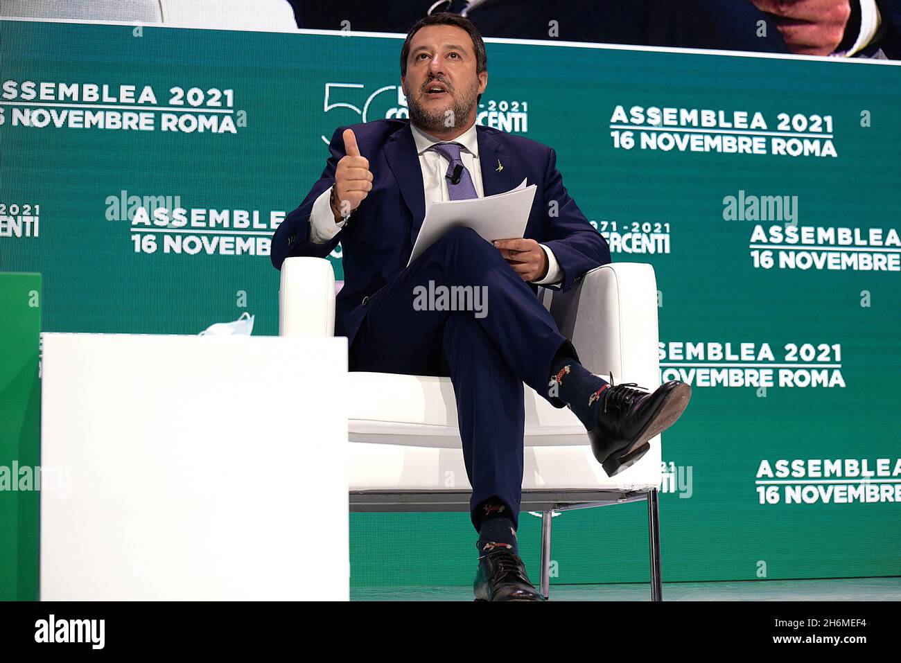 Rom, Italien. November 2021. Der Parteisekretär der Lega, Matteo Salvini, hat bei der 50-jährigen Confesercenti-Nationalversammlung gesprochen. Confesercenti ist ein Verband, der italienische Unternehmen in den Bereichen Handel, Tourismus und Dienstleistungen, Handwerk und kleine Industrien vertritt. (Foto von Vincenzo Nuzzolese/SOPA Images/Sipa USA) Quelle: SIPA USA/Alamy Live News Stockfoto