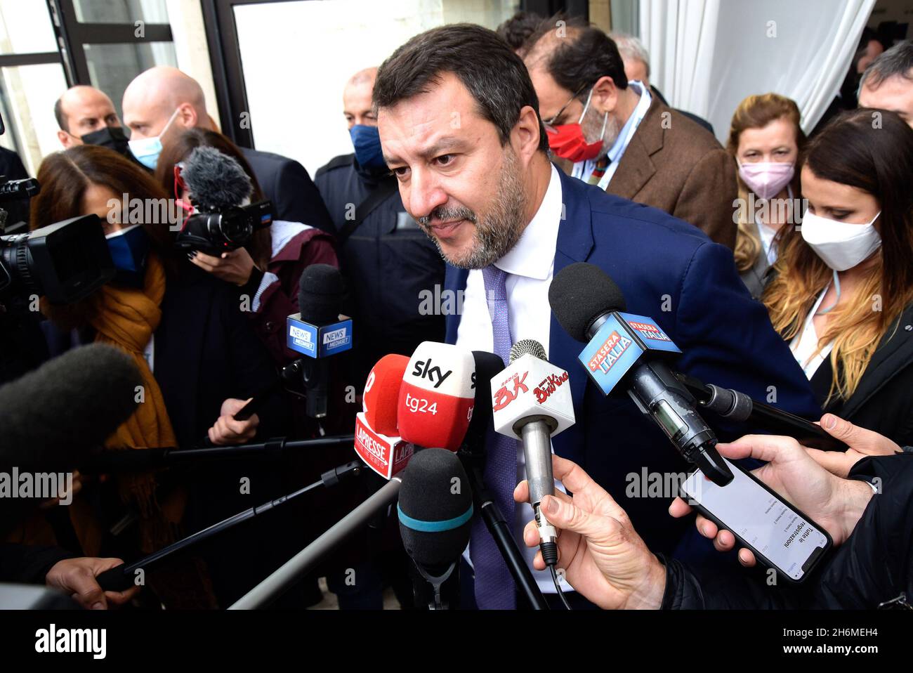 Rom, Italien. November 2021. Der Lega-Parteisekretär Matteo Salvini spricht zum Abschluss der Stiftung zum 50. Jahrestag mit der Presse. Confesercenti ist ein Verband, der italienische Unternehmen in den Bereichen Handel, Tourismus und Dienstleistungen, Handwerk und kleine Industrien vertritt. (Foto von Vincenzo Nuzzolese/SOPA Images/Sipa USA) Quelle: SIPA USA/Alamy Live News Stockfoto