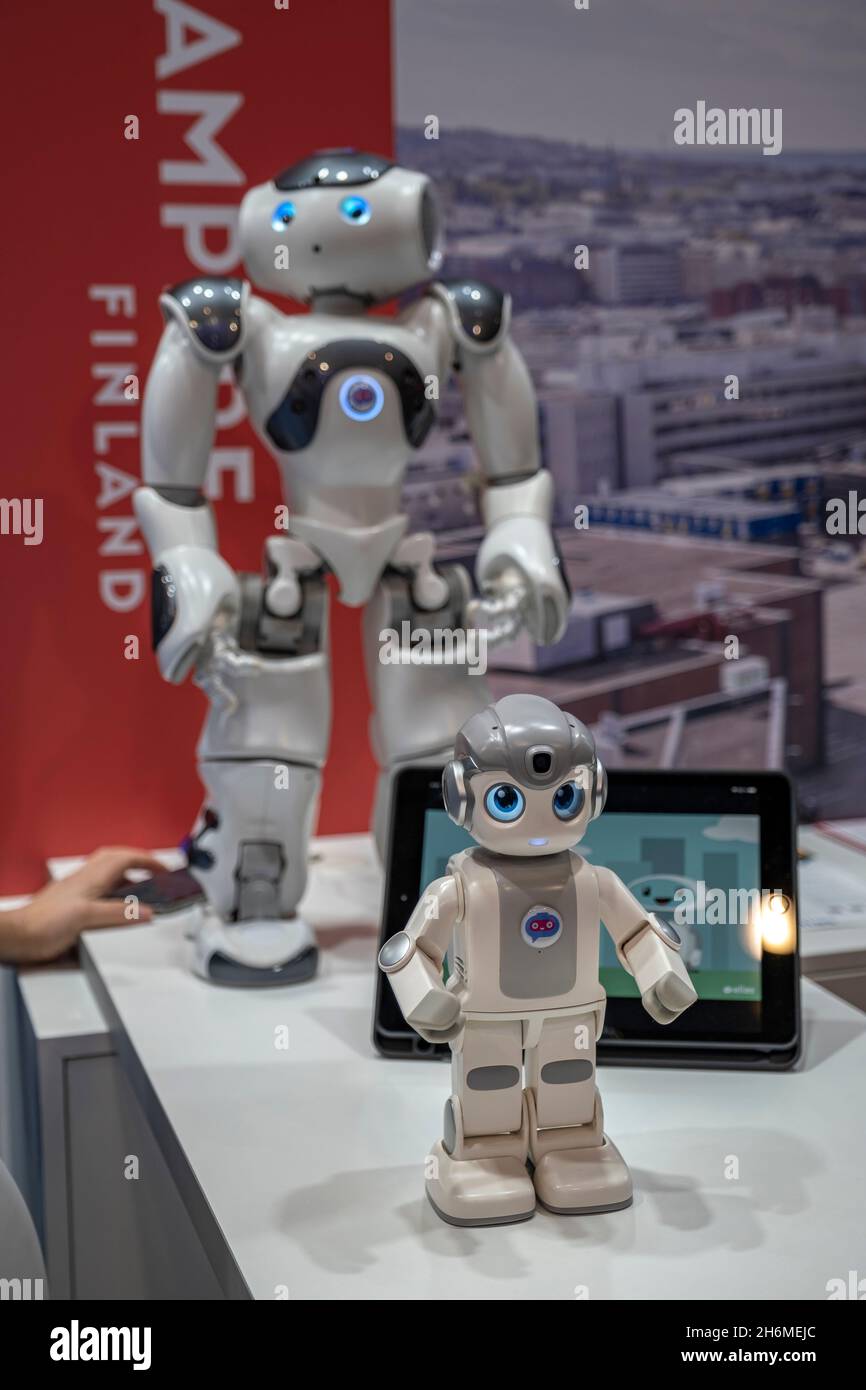 Barcelona, Spanien. November 2021. Elias Robot, eine finnische Lernlösung zum Sprachenlernen, ist während des SmartCity Expo World Congress 2021 zu sehen.der SmartCity Expo World Congress 2021, der seit 2011 in Barcelona stattfindet, findet auf dem Messegelände Fira Barcelona statt. Der SmartCity Expo World Congress ist die international führende Veranstaltung für Städte, die darüber reflektiert, wie eine intelligente Gesellschaft für innovative und nachhaltige Städte aufgebaut werden kann. (Foto von Paco Freire/SOPA Images/Sipa USA) Quelle: SIPA USA/Alamy Live News Stockfoto