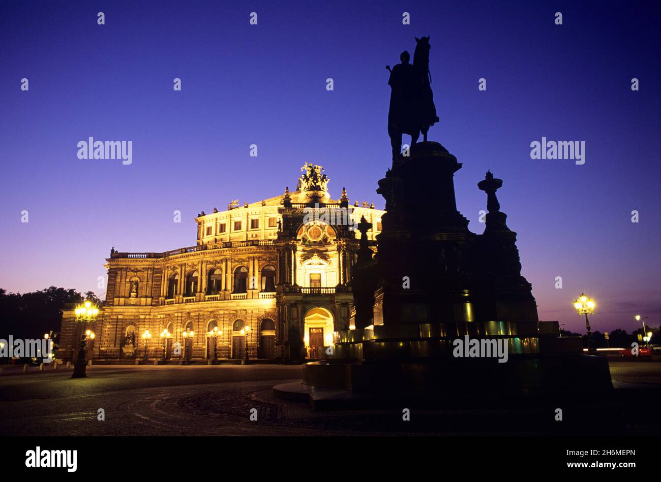 Die Semperoper erleuchtete bei Nacht Dresden, Sachsen, Deutschland Stockfoto