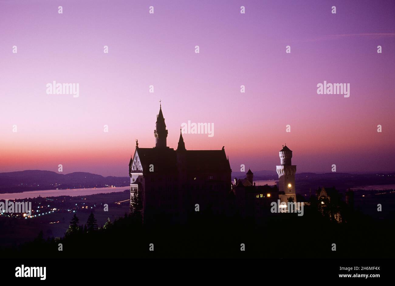 Schloss Neuschwanstein in der Dämmerung, Bayern, Deutschland Stockfoto