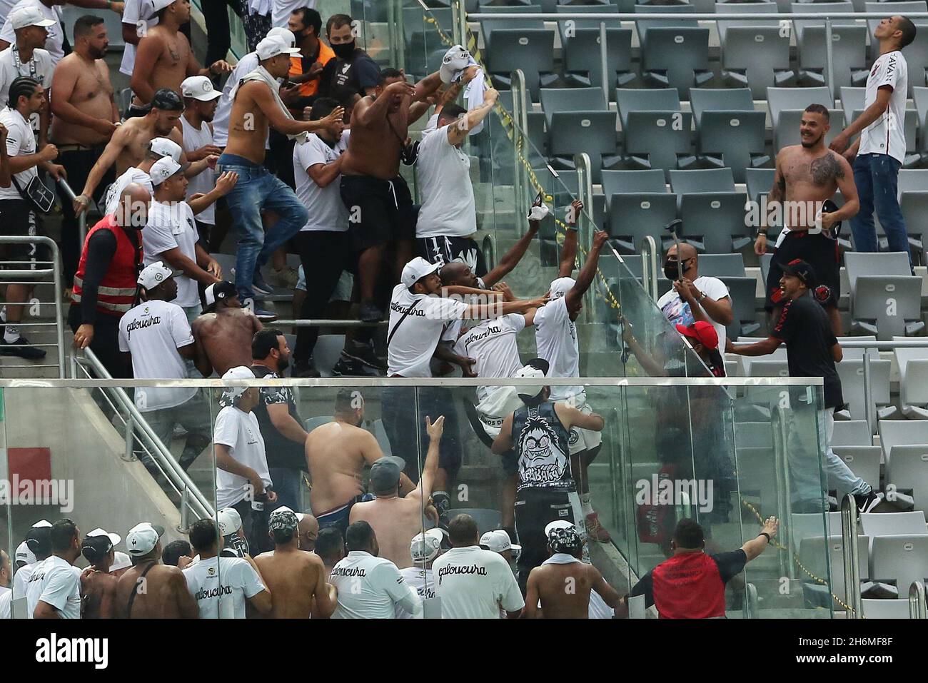 Arena da Baixada, Curitiba, Brasilien; 16. November 2021; Brasilianische Serie A, Athletico Paranaense gegen Atletico Mineiro; die Unterstützer von Athletico Paranaense kämpfen mit den Anhängern von Atletico Mineiro Stockfoto