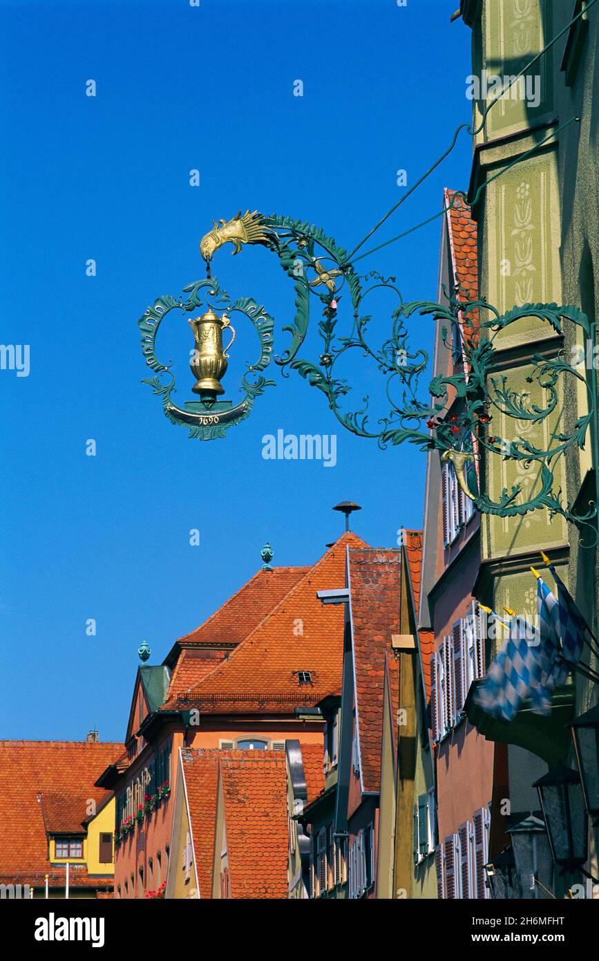 Mittelalterliches Ladenschild, Dinkelsbuhl, Bayern, Deutschland Stockfoto