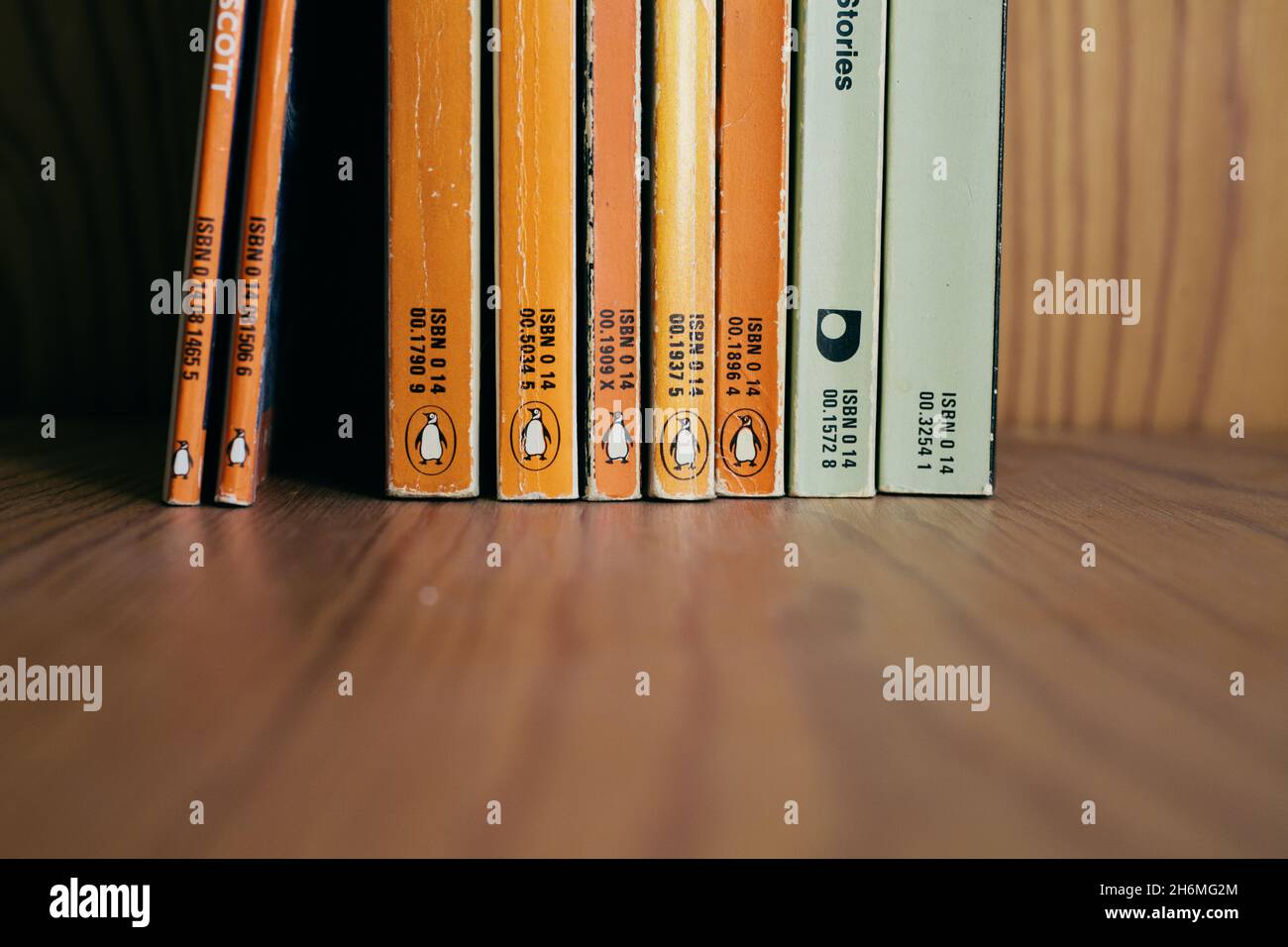 Sammlung alter Pinguinbücher auf Holzregal. Vintage Pinguin Bücher. Stockfoto