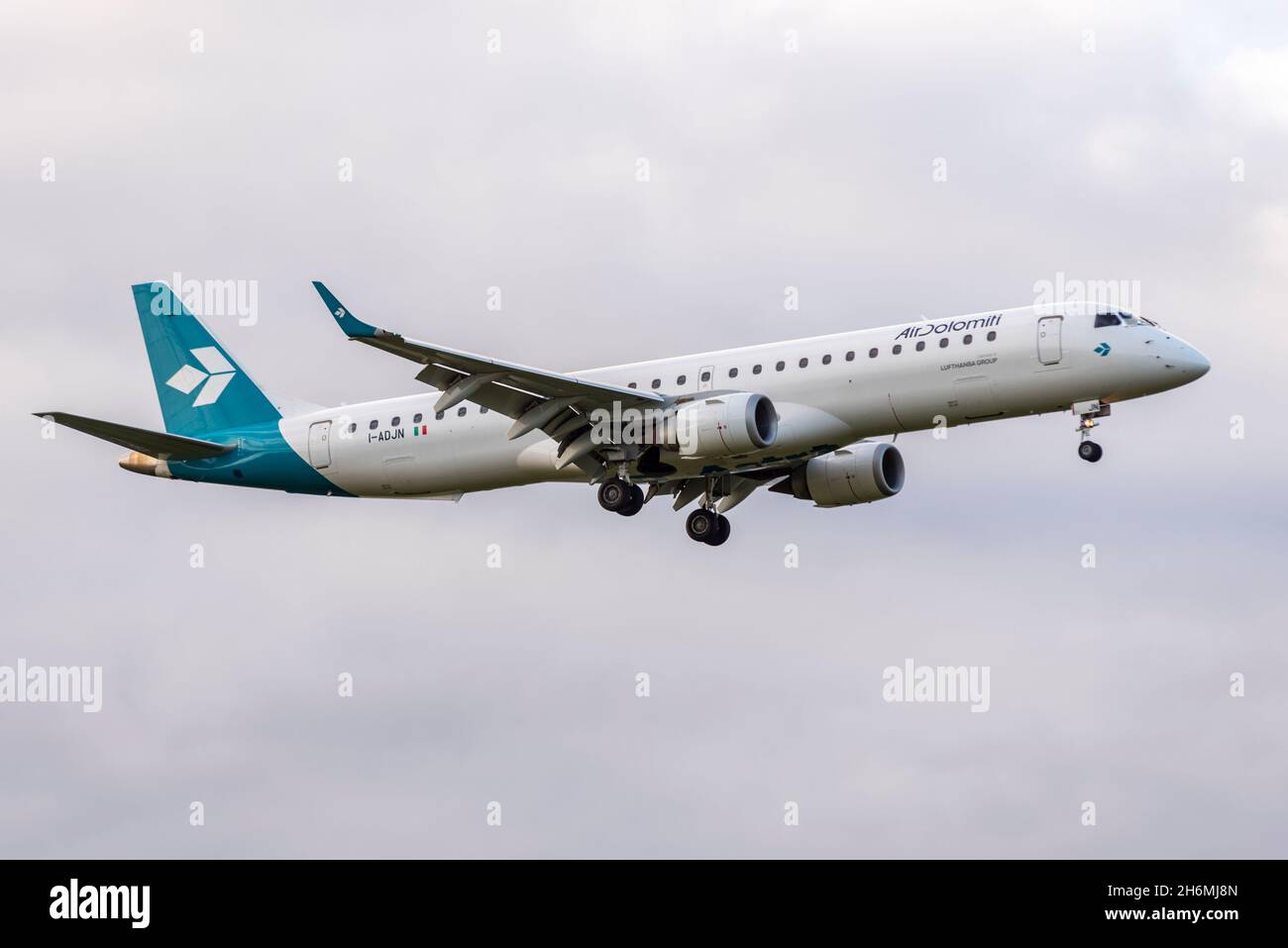 Air Dolomiti Embraer ERJ-195LR Flugzeug I-ADJN, das am Flughafen London Heathrow, Großbritannien, landet. Italienische Regionalfluggesellschaft, Tochtergesellschaft der Lufthansa Stockfoto