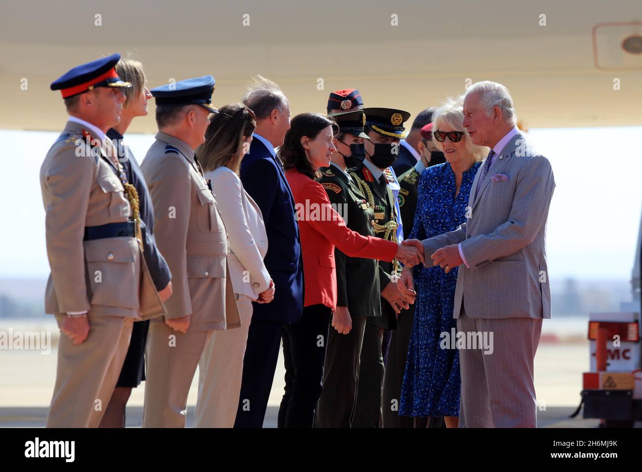 Amman, Jordanien. November 2021. Der britische Prinz Charles (1. R) und seine Frau Camilla (2. R), die Herzogin von Cornwall, treffen am 16. November 2021 auf dem Queen Alia International Airport in Amman, Jordanien, ein. Quelle: Mohammad Abu Ghosh/Xinhua/Alamy Live News Stockfoto