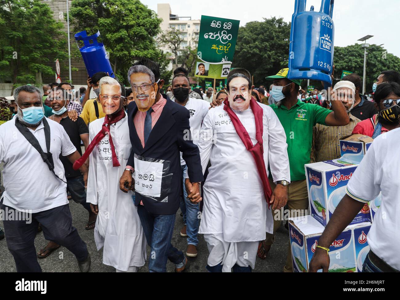 16. November 2021, colombo, Sri Lanka: Aktivisten der Opposition tragen Gesichtsmaske Minister Chamal Rajapaksa, Präsident Gotabaya Rajapaksa, Premierminister Mahinda Rajapaksa während einer Kundgebung in Colombo am 16. November 2021 gegen das, was sie behaupten, sei der schwere Mangel an Kochgas, Zucker, Kerosin-Öl und einige andere Rohstoffe, da das Land vor einer großen Währungskrise steht. (Bild: © Pradeep Dambarage/ZUMA Press Wire) Stockfoto