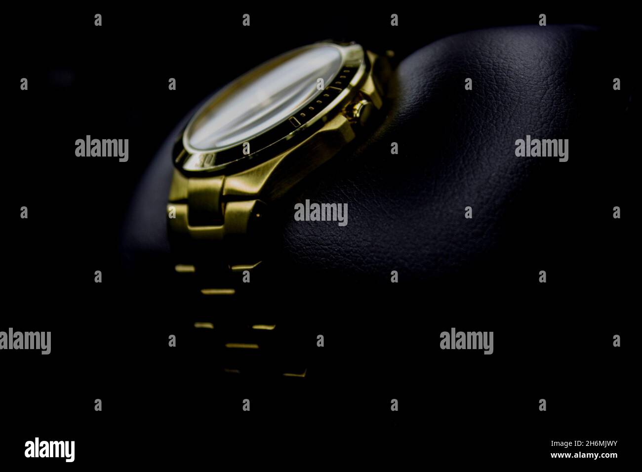 Goldene Uhr, goldene Armbanduhr Stockfoto